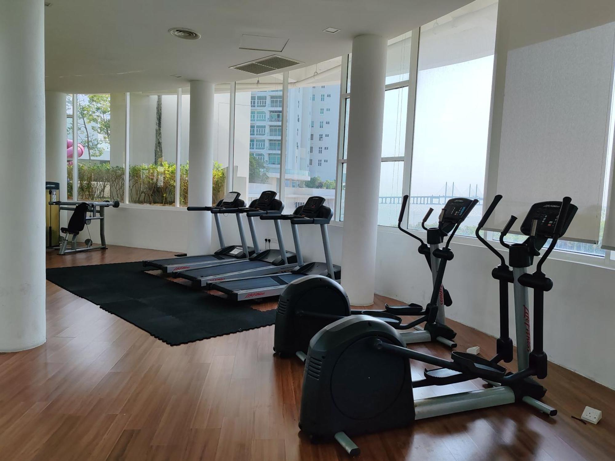 Invincible Seaview Vacation 3r3b 8pax Apartment Bayan Lepas
