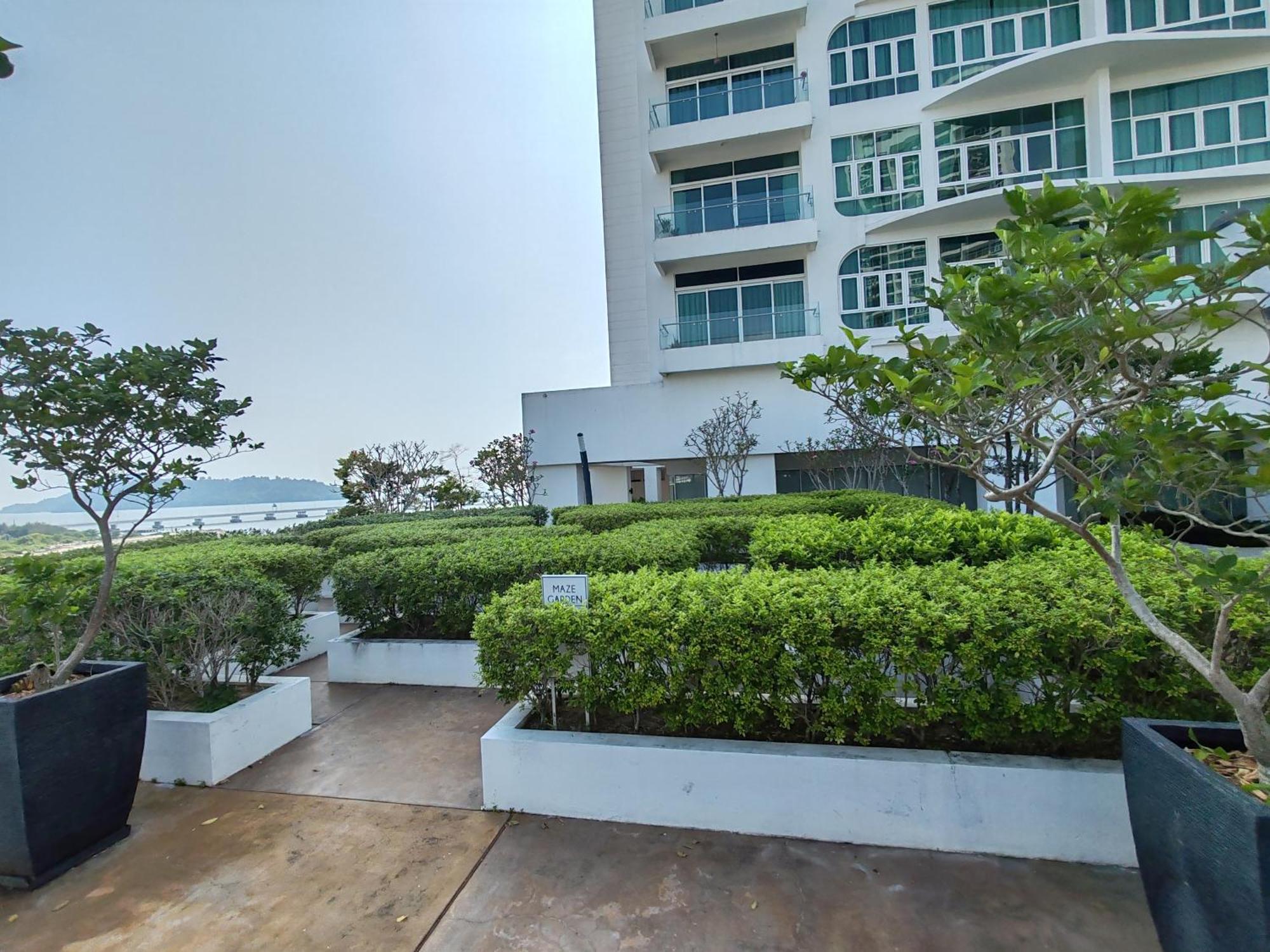 Invincible Seaview Vacation 3r3b 8pax Apartment Bayan Lepas