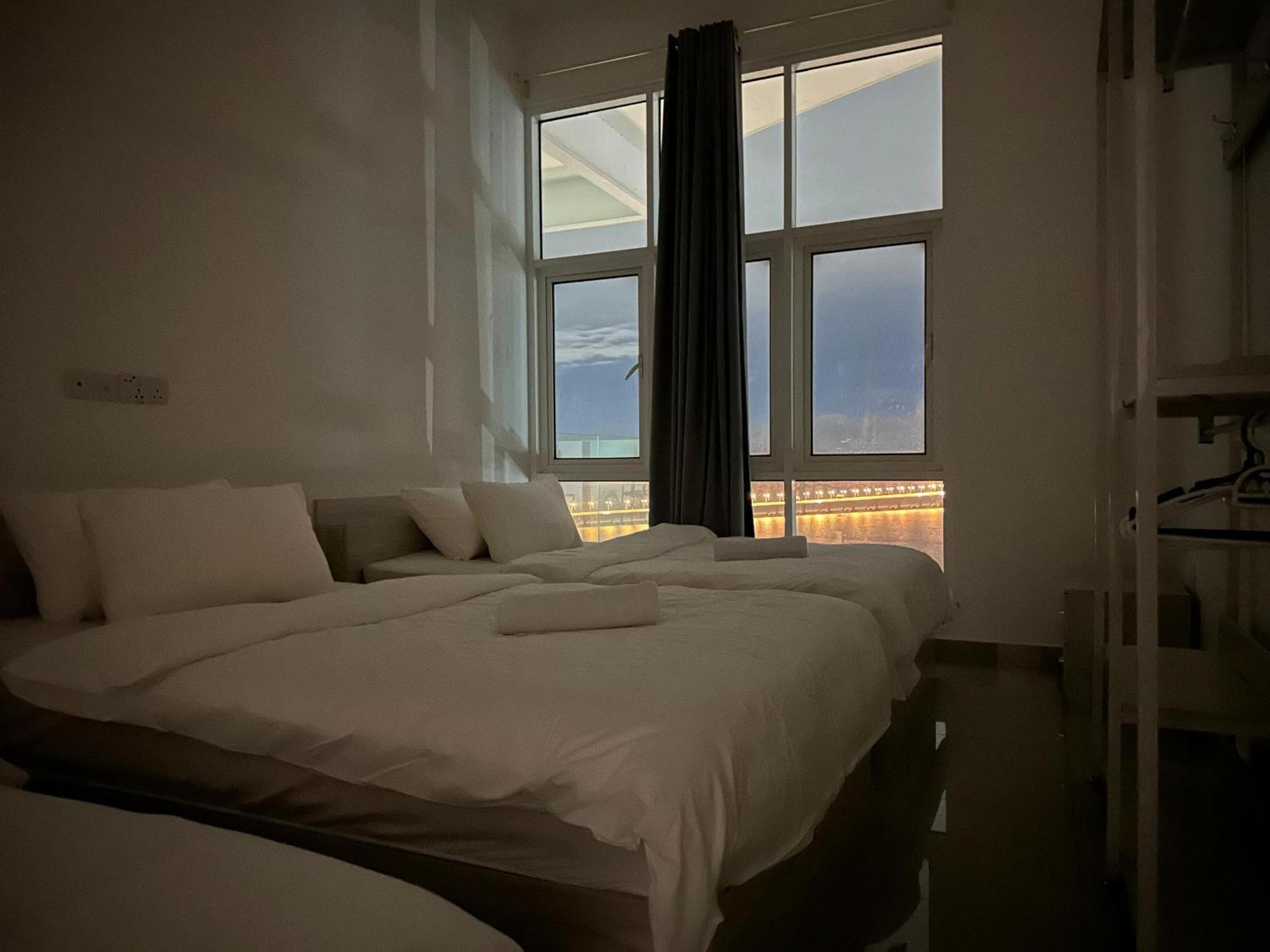 Invincible Seaview Vacation 3r3b 8pax * Bayan Lepas