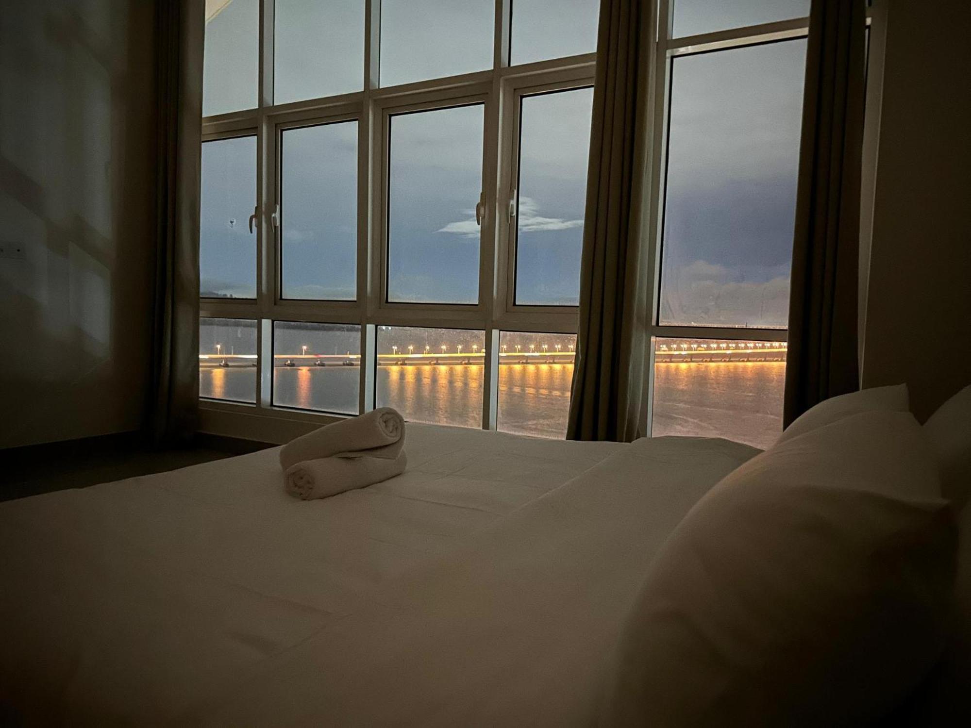 Invincible Seaview Vacation 3r3b 8pax * Bayan Lepas